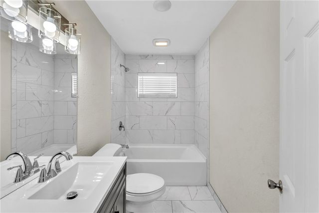 1023 S B Street, Rogers, AR 72756