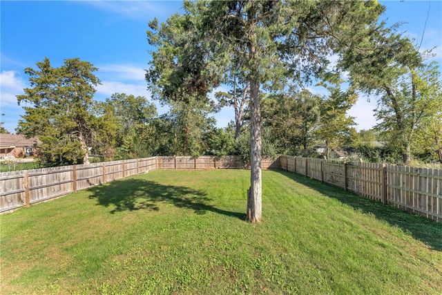 1023 S B Street, Rogers, AR 72756