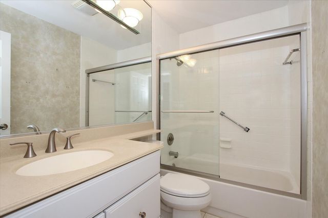 299 MALLARD POINT Point D, Lake Barrington, IL 60010