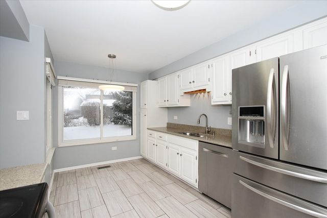 299 MALLARD POINT Point D, Lake Barrington, IL 60010