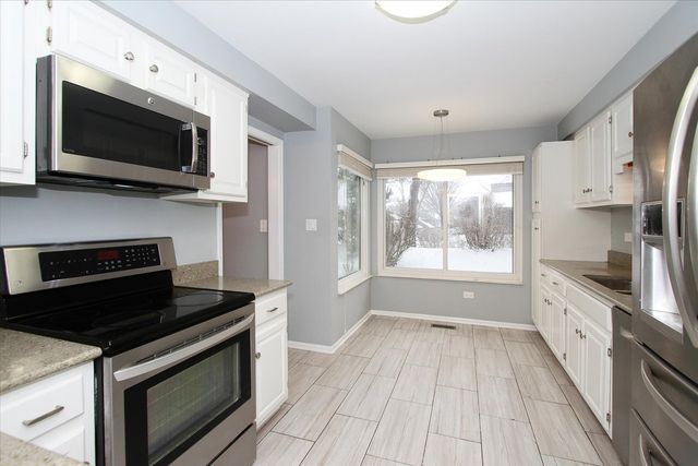 299 MALLARD POINT Point D, Lake Barrington, IL 60010