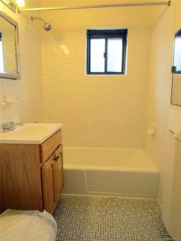 680 N Terrace Avenue 2D, Mount Vernon, NY 10552