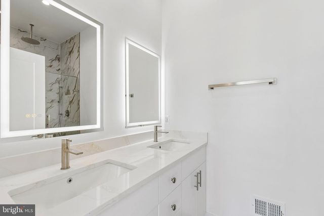 5046 ASTOR PL SE, Washington, DC 20019