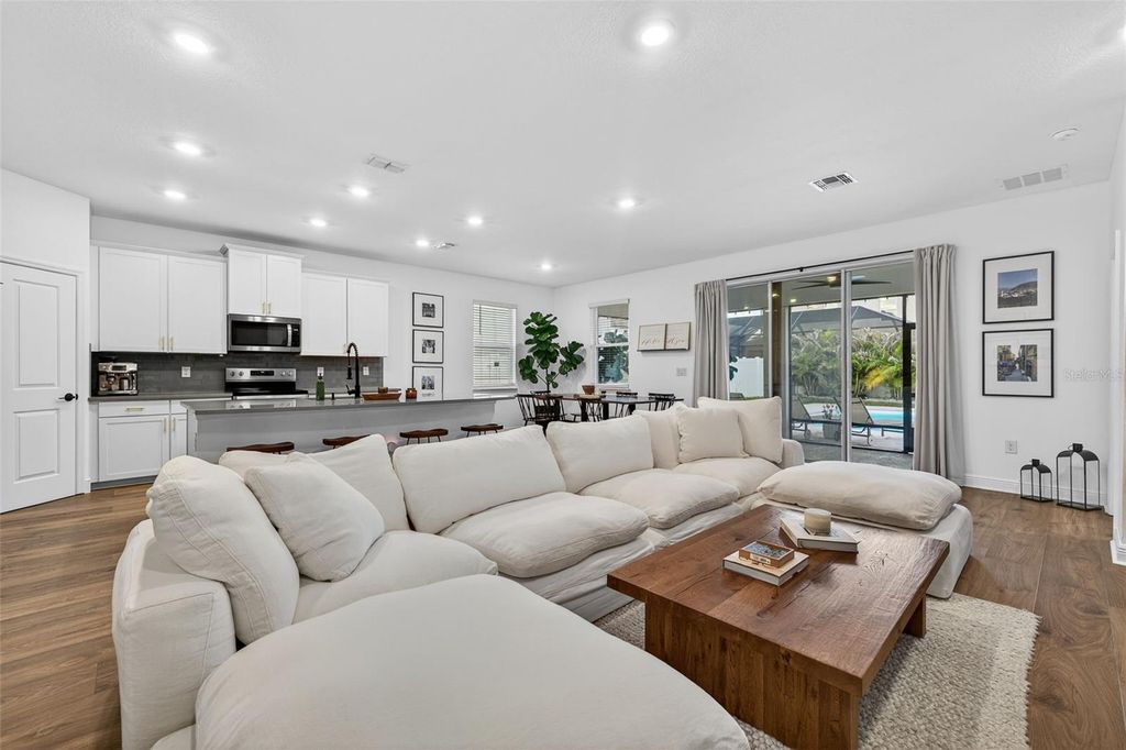 Image 7 of property listing at 10913 HONOR ROAD, Tampa, FL 33625