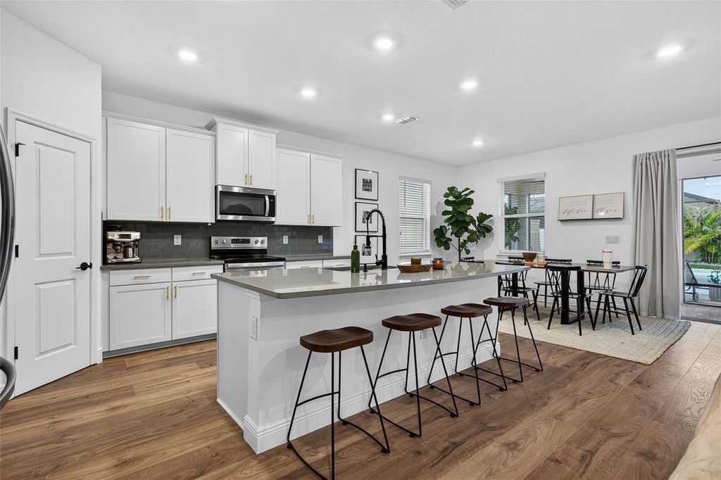 Image 10 of property listing at 10913 HONOR ROAD, Tampa, FL 33625