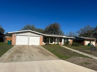229 E Langley Blvd, Universal City, TX 78148