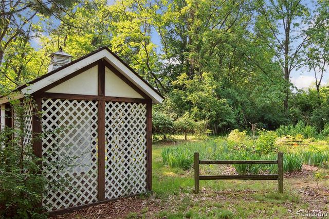 4300 W Bacon Road, Hillsdale, MI 49242