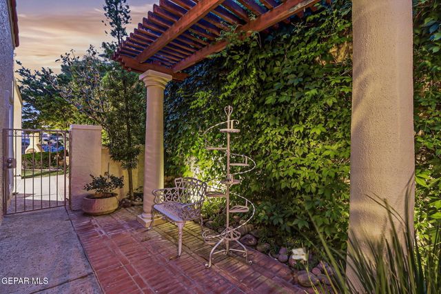 1013 LOS JARDINES Circle, El Paso, TX 79912