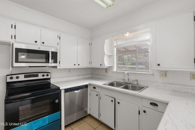 301 W Ray Drive, Hattiesburg, MS 39402