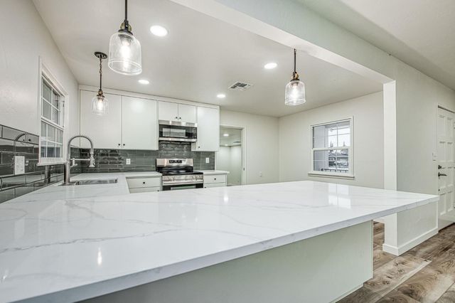 2528 16th Avenue, Kingsburg, CA 93631