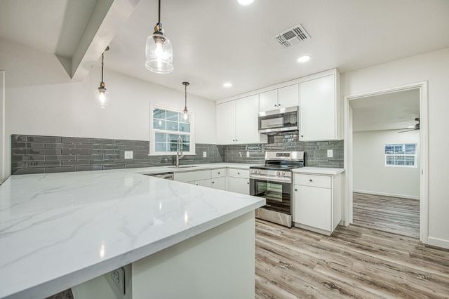 2528 16th Avenue, Kingsburg, CA 93631