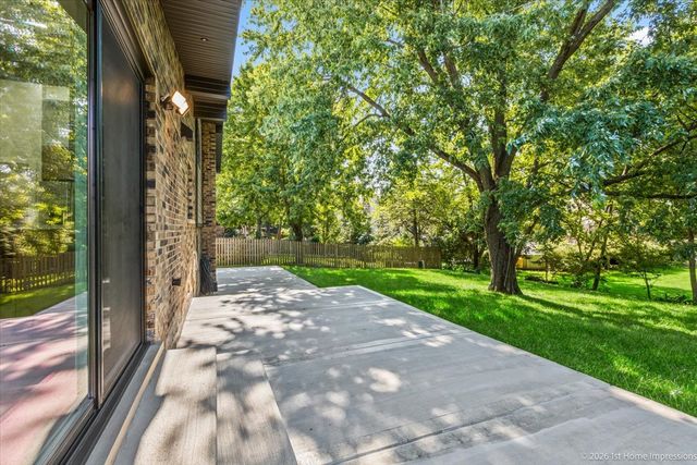 9039 Windsor Drive, Palos Hills, IL 60465