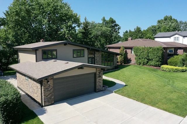 9039 Windsor Drive, Palos Hills, IL 60465