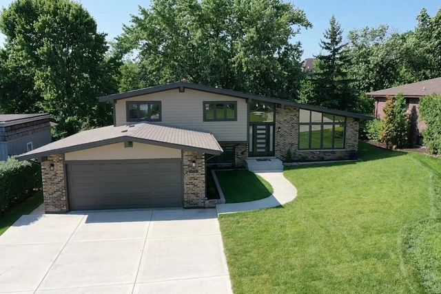 9039 Windsor Drive, Palos Hills, IL 60465