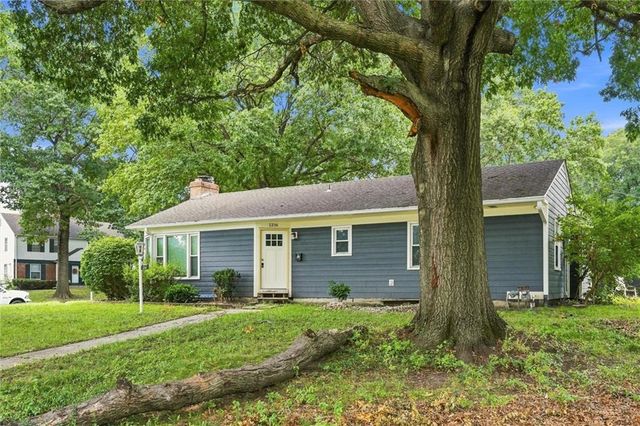 1216 Meadow Lake Parkway, Kansas City, MO 64114