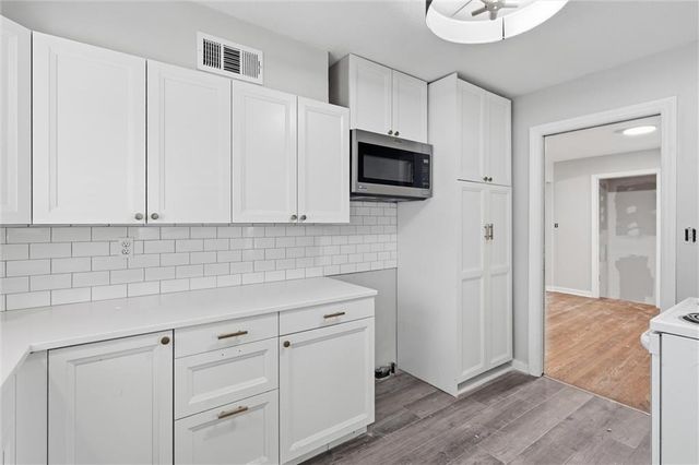 1216 Meadow Lake Parkway, Kansas City, MO 64114