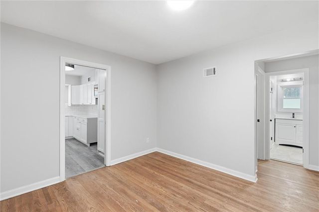 1216 Meadow Lake Parkway, Kansas City, MO 64114