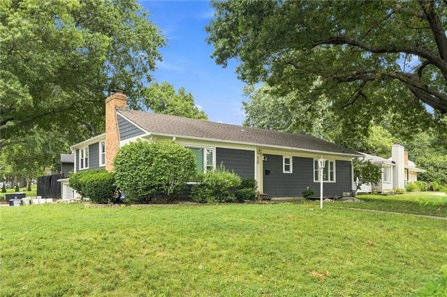 1216 Meadow Lake Parkway, Kansas City, MO 64114
