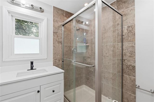 1216 Meadow Lake Parkway, Kansas City, MO 64114