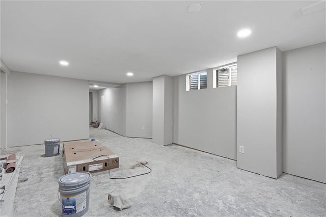 1216 Meadow Lake Parkway, Kansas City, MO 64114