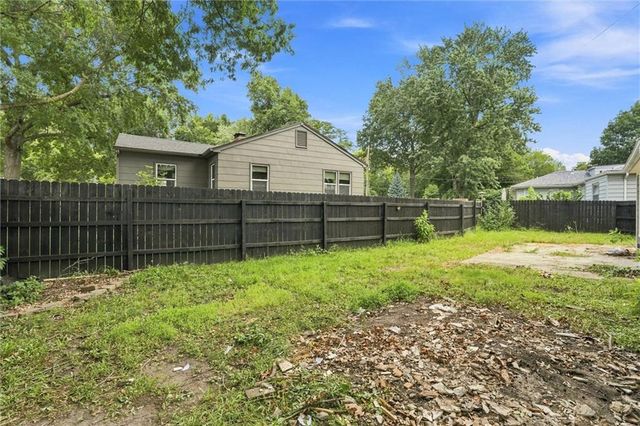 1216 Meadow Lake Parkway, Kansas City, MO 64114