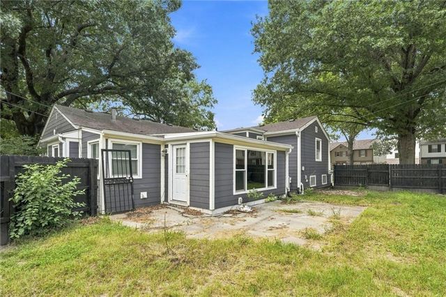 1216 Meadow Lake Parkway, Kansas City, MO 64114