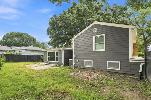 1216 Meadow Lake Parkway, Kansas City, MO 64114
