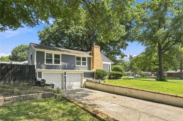 1216 Meadow Lake Parkway, Kansas City, MO 64114