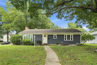 1216 Meadow Lake Parkway, Kansas City, MO 64114