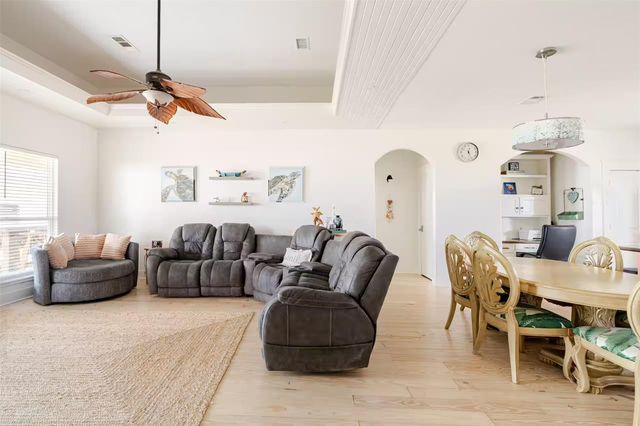 986 Dolly Street, Gilchrist, TX 77617