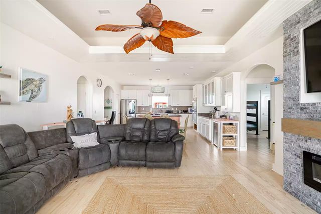 986 Dolly Street, Gilchrist, TX 77617