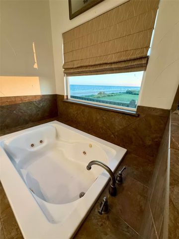 986 Dolly Street, Gilchrist, TX 77617