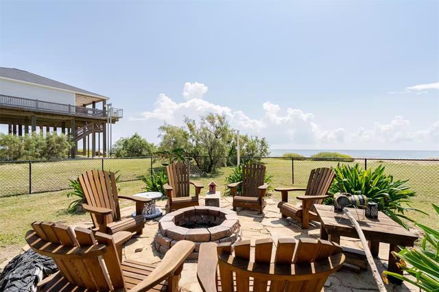 986 Dolly Street, Gilchrist, TX 77617