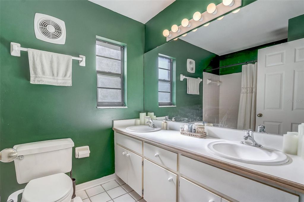 Image 17 of property listing at 10400 HUNTERS TRAIL COURT, Orlando, FL 32817