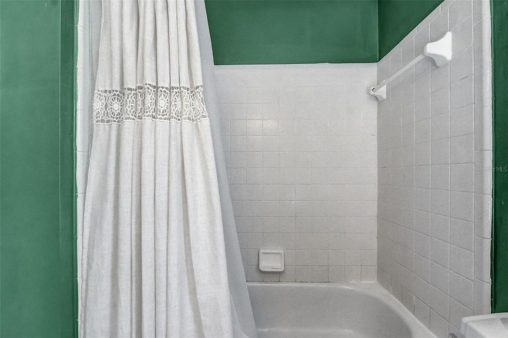 Image 18 of property listing at 10400 HUNTERS TRAIL COURT, Orlando, FL 32817