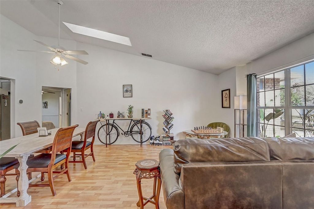 Image 5 of property listing at 10400 HUNTERS TRAIL COURT, Orlando, FL 32817