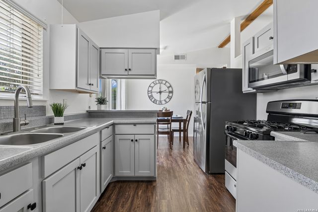 708 COLONY DR, Schertz, TX 78154