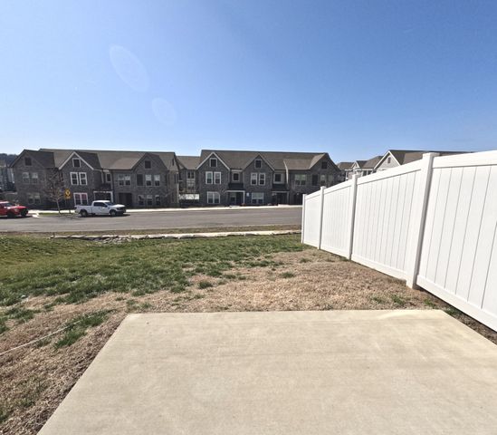 1037 Clendening Dr, Gallatin, TN 37066