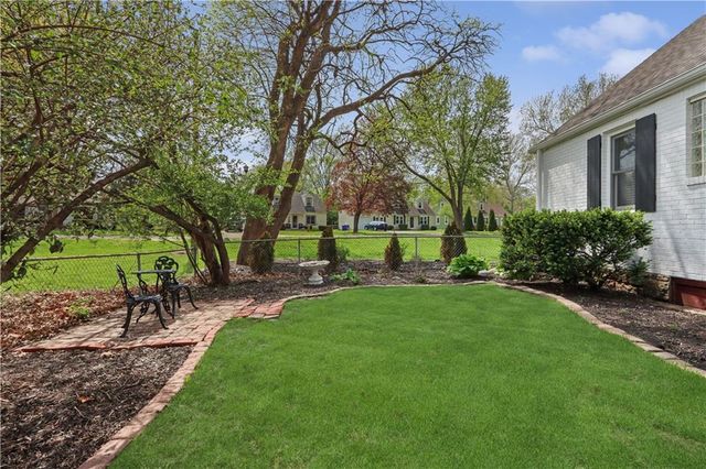 7933 COLONIAL Drive, Overland Park, KS 66204