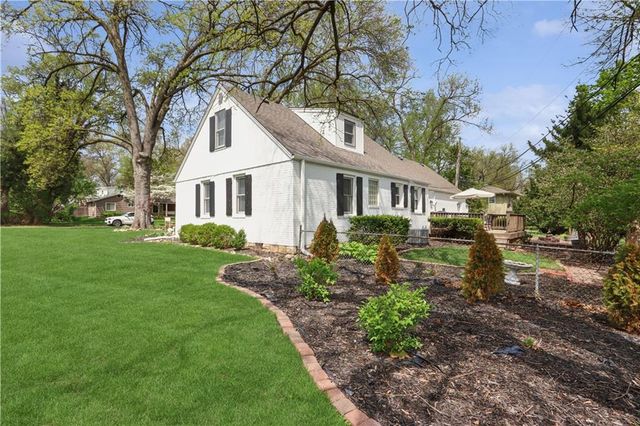 7933 COLONIAL Drive, Overland Park, KS 66204