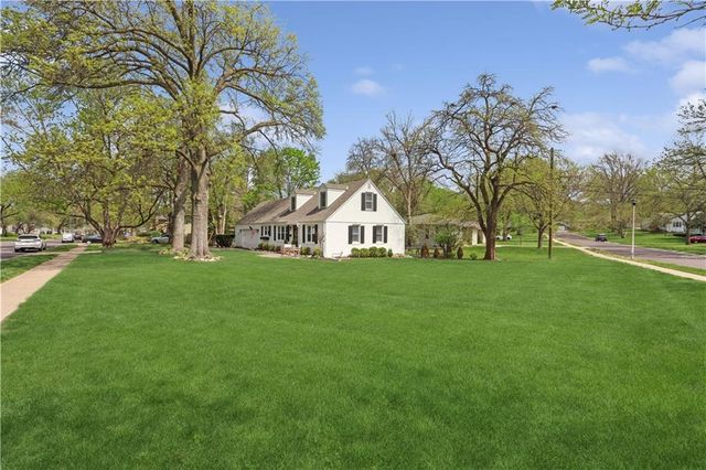 7933 COLONIAL Drive, Overland Park, KS 66204