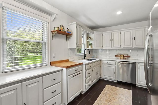 7933 COLONIAL Drive, Overland Park, KS 66204