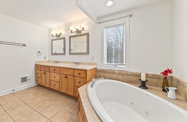 N54W16349 Westwind DRIVE, Menomonee Falls, WI 53051