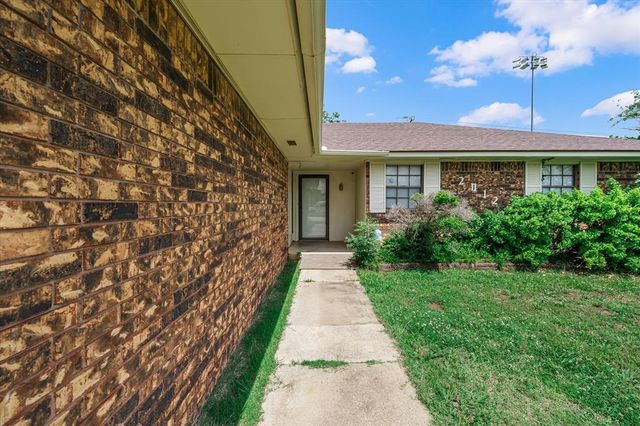 2012 E Hills Drive, Moore, OK 73160