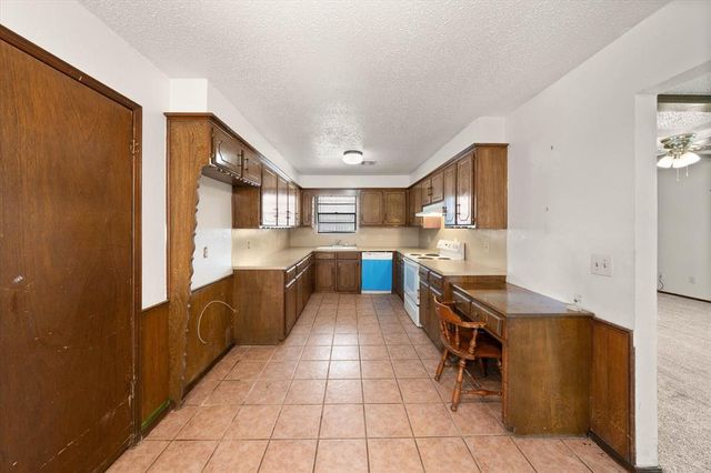 2012 E Hills Drive, Moore, OK 73160