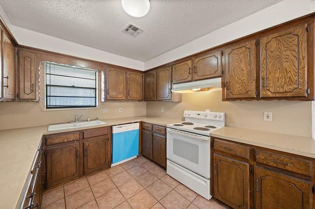 2012 E Hills Drive, Moore, OK 73160
