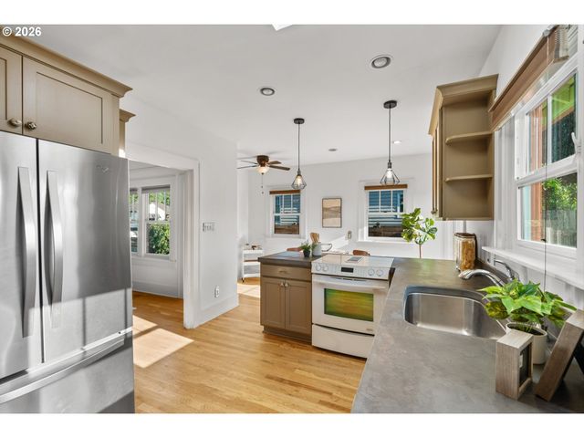 6137 Ne 15TH Ave, Portland, OR 97211