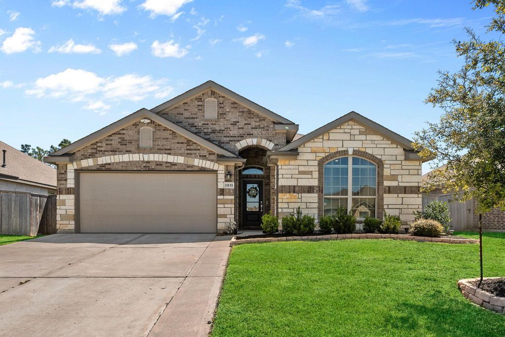 19155 Pinewood Grove Trail, New Caney, TX 77357