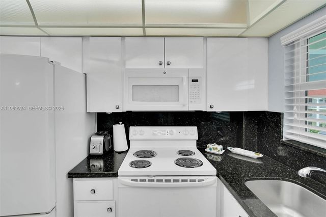 580 Egret Dr 303, Hallandale Beach, FL 33009