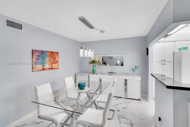 580 Egret Dr 303, Hallandale Beach, FL 33009